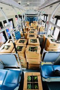 公交车上的吃瓜