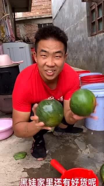 精神小伙挨打吃瓜