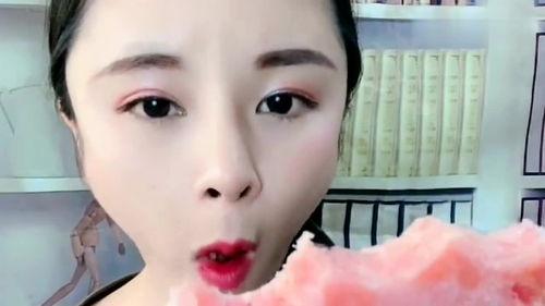 外国网红美女吃瓜,一场跨国界的“吃瓜”盛宴