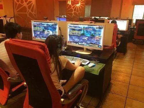 网吧情侣甜蜜吃瓜