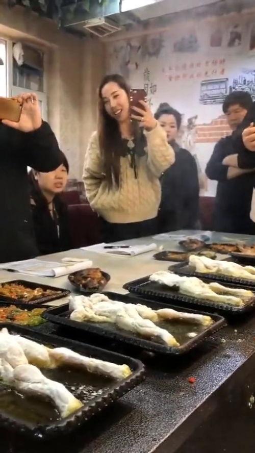 泰国吃瓜群众吃饭,泰国“吃瓜群众”的餐桌文化探秘