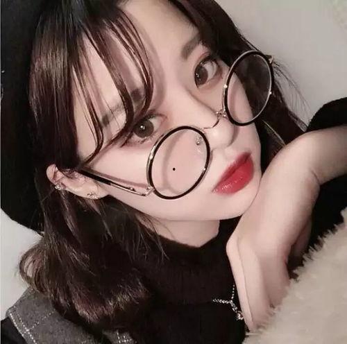 吃瓜戴眼镜女生