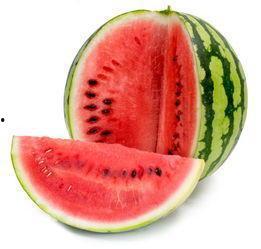 情侣路边吃瓜,情侣街头共享瓜果时光