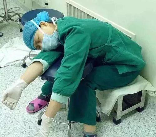 女护士吃瓜事件,网络舆论下的职业形象挑战